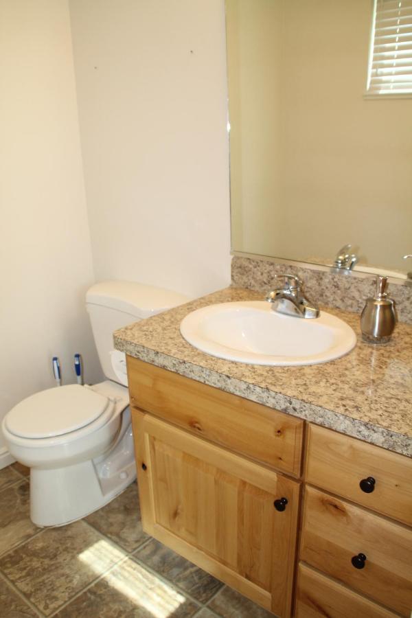 3 Queen Beds, 1 Twin Bed, 2 Rooms, 1 And A Half Bath, Self Check-in, Flexcation Equipped * Idaho Falls