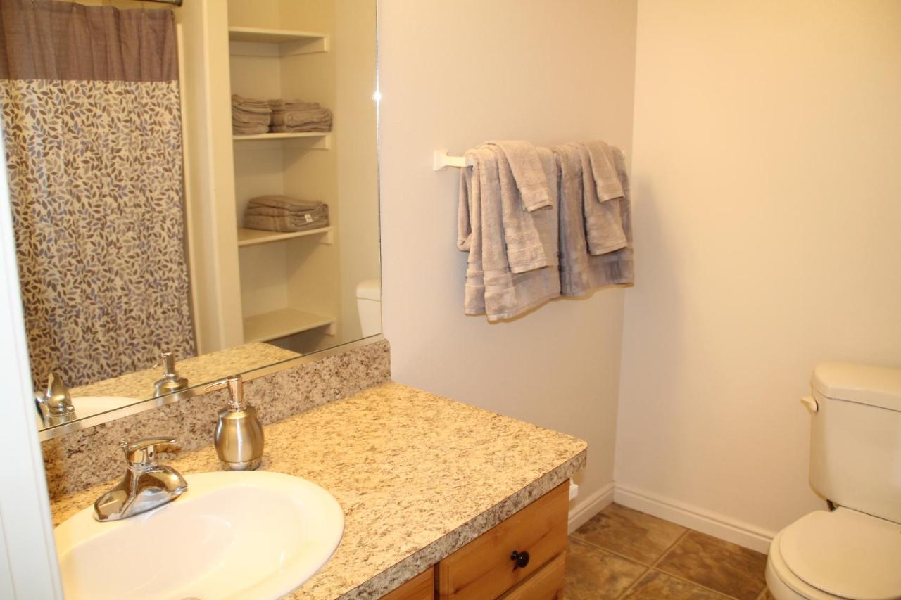 3 Queen Beds, 1 Twin Bed, 2 Rooms, 1 And A Half Bath, Self Check-in, Flexcation Equipped Holiday home