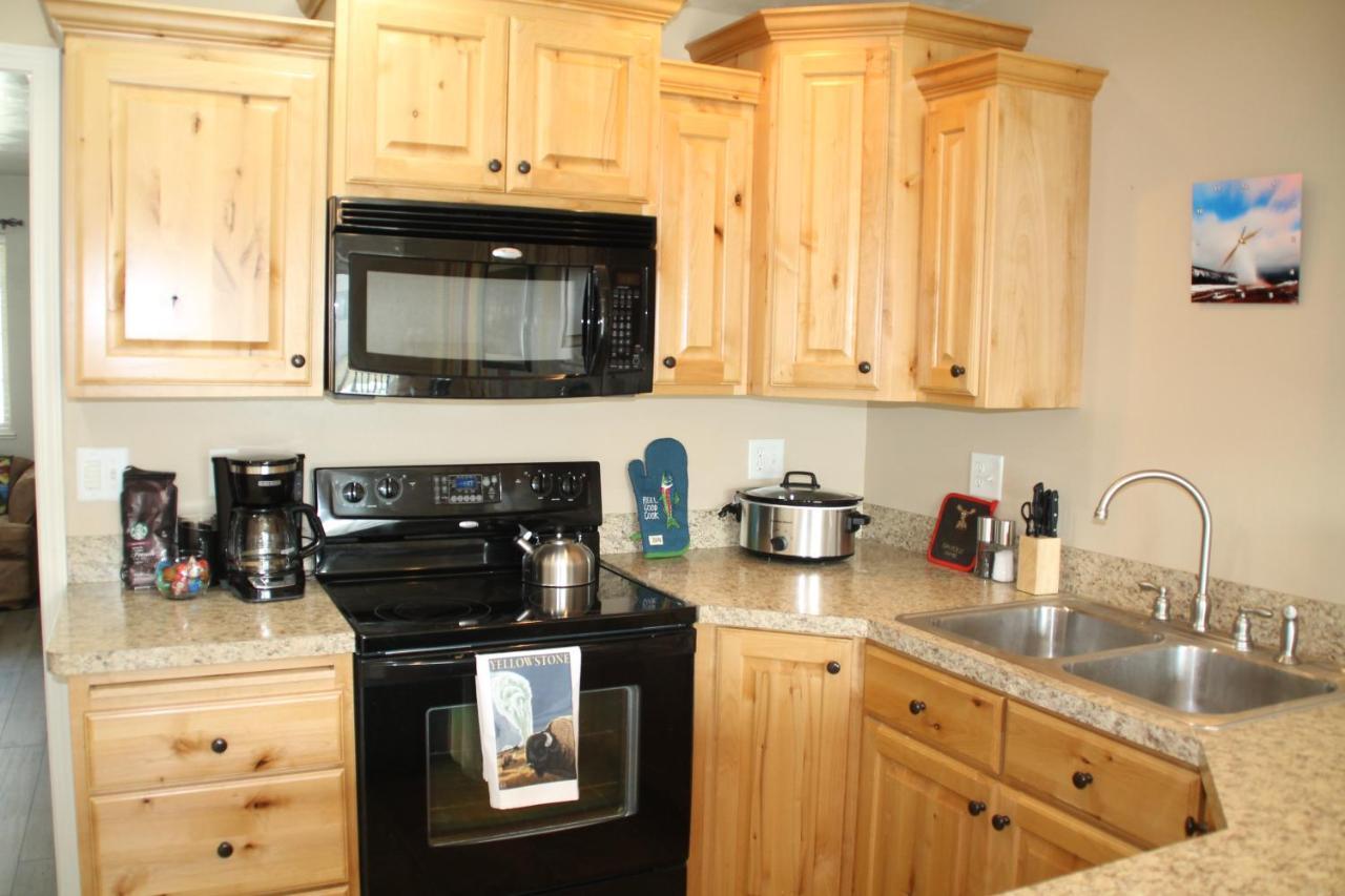 3 Queen Beds, 1 Twin Bed, 2 Rooms, 1 And A Half Bath, Self Check-in, Flexcation Equipped Idaho Falls