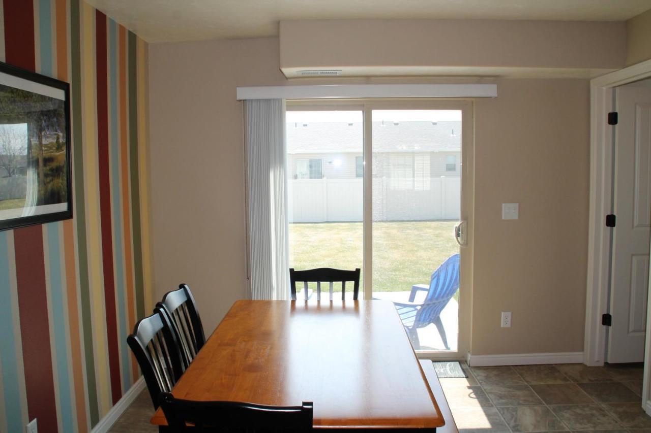 3 Queen Beds, 1 Twin Bed, 2 Rooms, 1 And A Half Bath, Self Check-in, Flexcation Equipped Holiday home