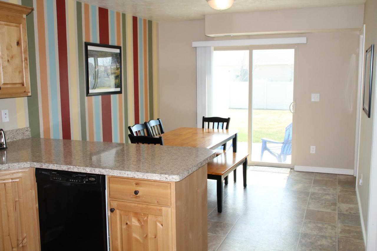 3 Queen Beds, 1 Twin Bed, 2 Rooms, 1 And A Half Bath, Self Check-in, Flexcation Equipped *