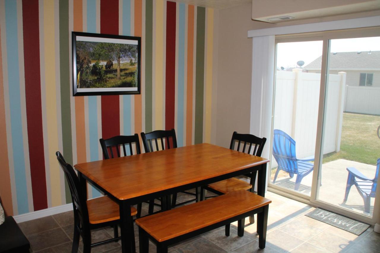 3 Queen Beds, 1 Twin Bed, 2 Rooms, 1 And A Half Bath, Self Check-in, Flexcation Equipped Holiday home *