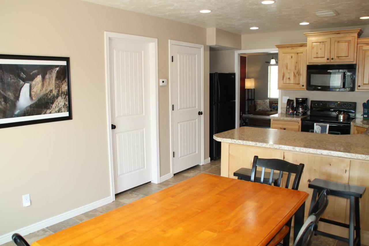 3 Queen Beds, 1 Twin Bed, 2 Rooms, 1 And A Half Bath, Self Check-in, Flexcation Equipped Idaho Falls