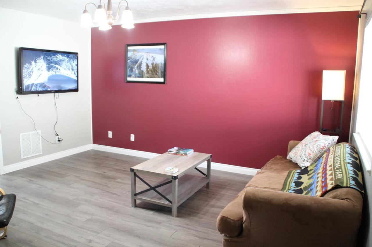 3 Queen Beds, 1 Twin Bed, 2 Rooms, 1 And A Half Bath, Self Check-in, Flexcation Equipped